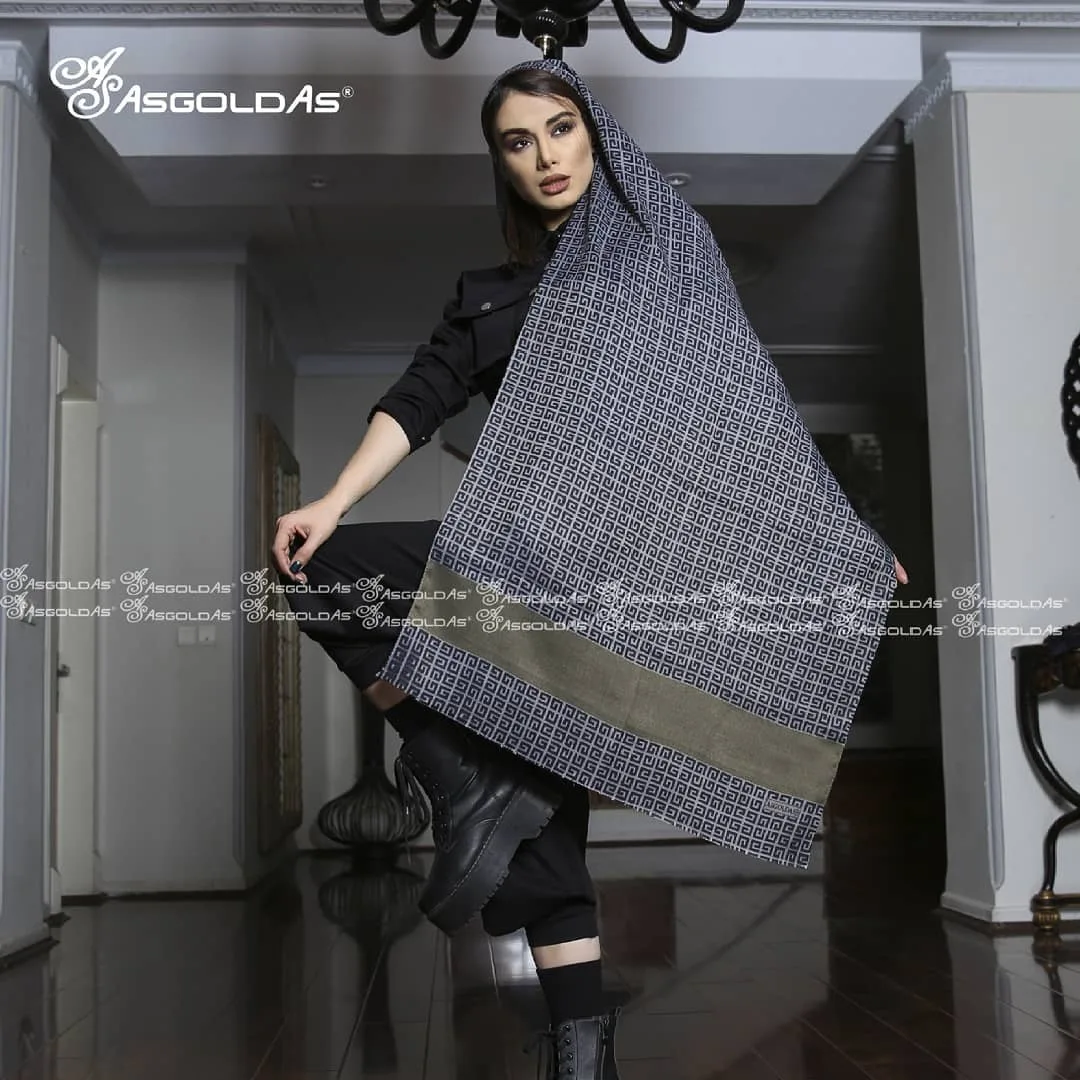 شال نخ پنبه پاییزی، رنگ سرمه‌ای و طلایی، طرح هندسی، مستطیلی، بلند