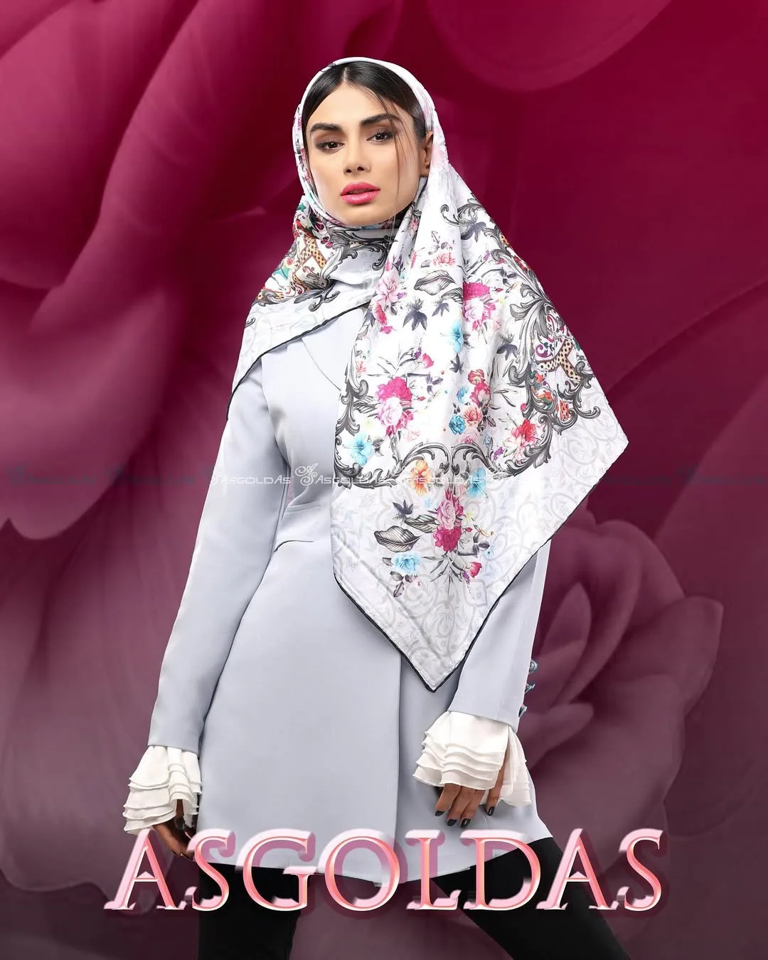 روسری سایز ۱۱۰، رنگ سفید، صورتی و خاکستری، طرح گلدار، بزرگ قواره، ریش‌ریش