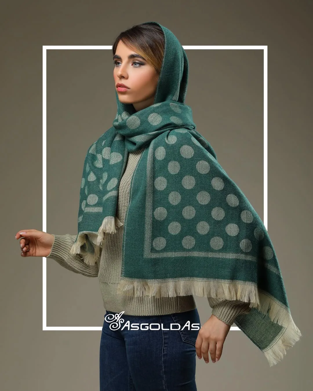 شال زنانه، رنگ سبز و کرم، طرح خال‌دار، مستطیلی بلند، ریش‌دار