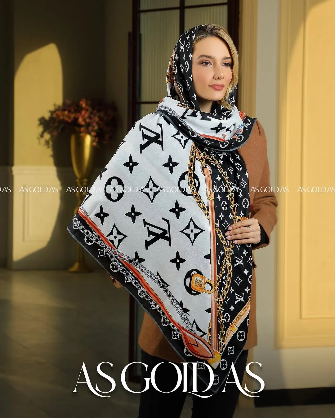 روسری کد ۳۰۰۹ سایز ۱۴۰ اسگلداس، رنگ سفید، مشکی و نارنجی، مربع، بزرگ