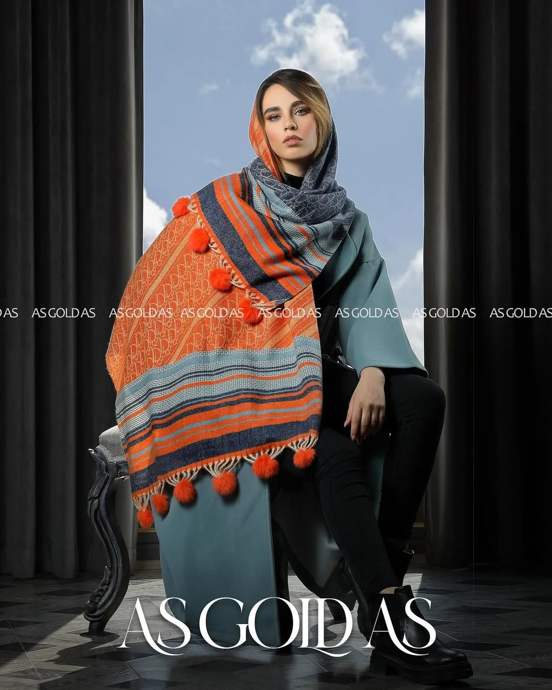 شال، رنگ نارنجی، سرمه‌ای و خاکستری، جنس بافتنی، طرح راه‌راه، مستطیلی با پوم‌پوم