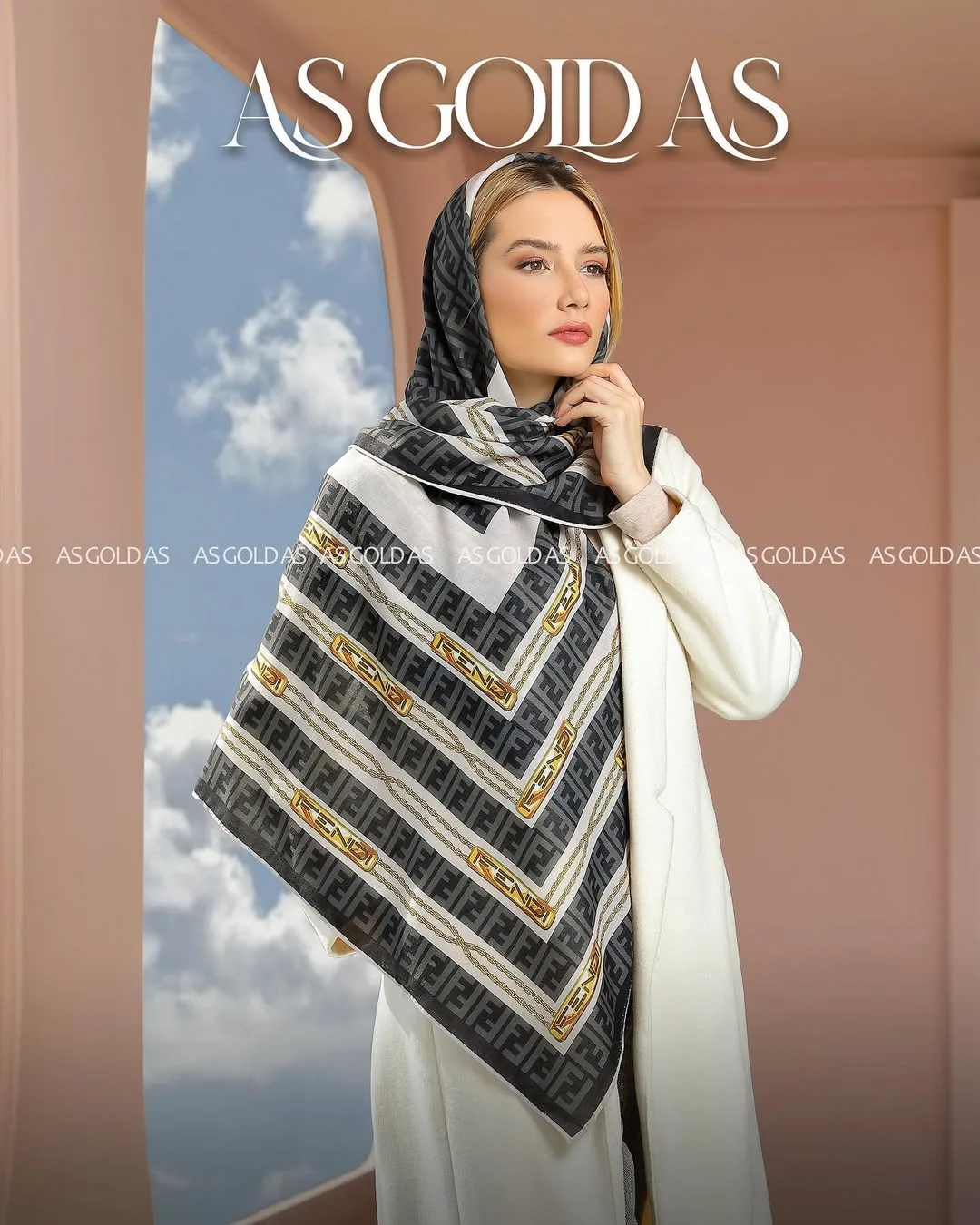 روسری سایز ۱۲۰ کد ۳۰۰۲، رنگ خاکستری، سفید و طلایی، مربع