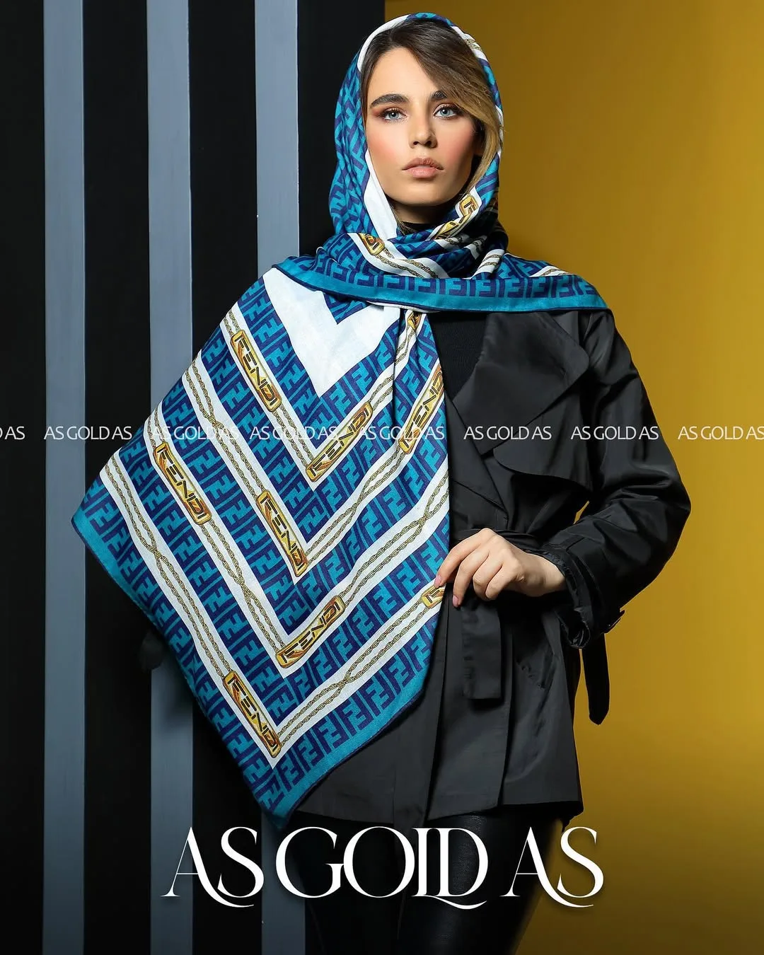 روسری سایز ۱۲۰ کد ۳۰۰۲، رنگ آبی، سفید و طلایی، مربع