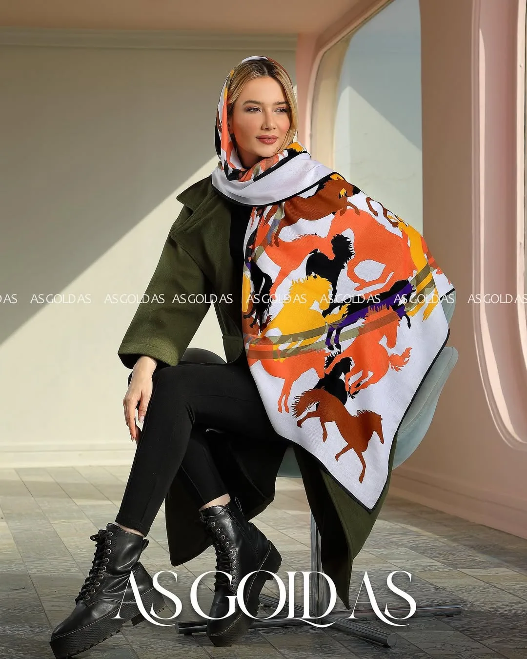 شال سایز ۱۴۰ کد ۳۰۱۰، رنگ سفید، نارنجی و مشکی، بزرگ، طرح اسب