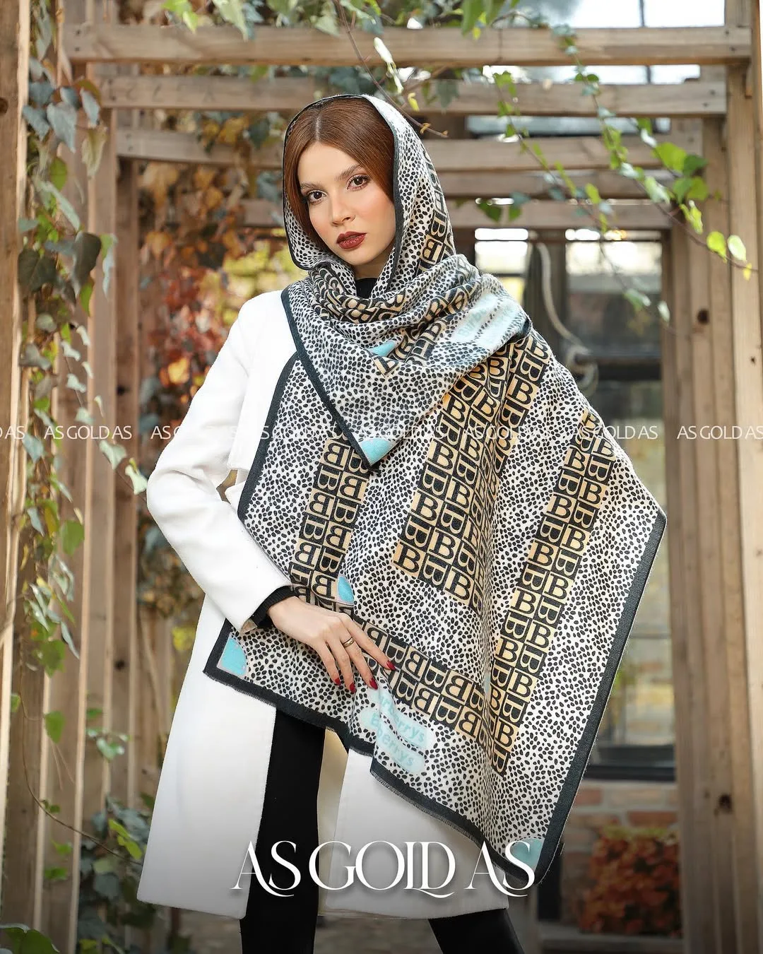 شال موهر کد ۱۰۰۳۹، رنگ کرم، مشکی و آبی، طرح پلنگی، مستطیلی، بزرگ