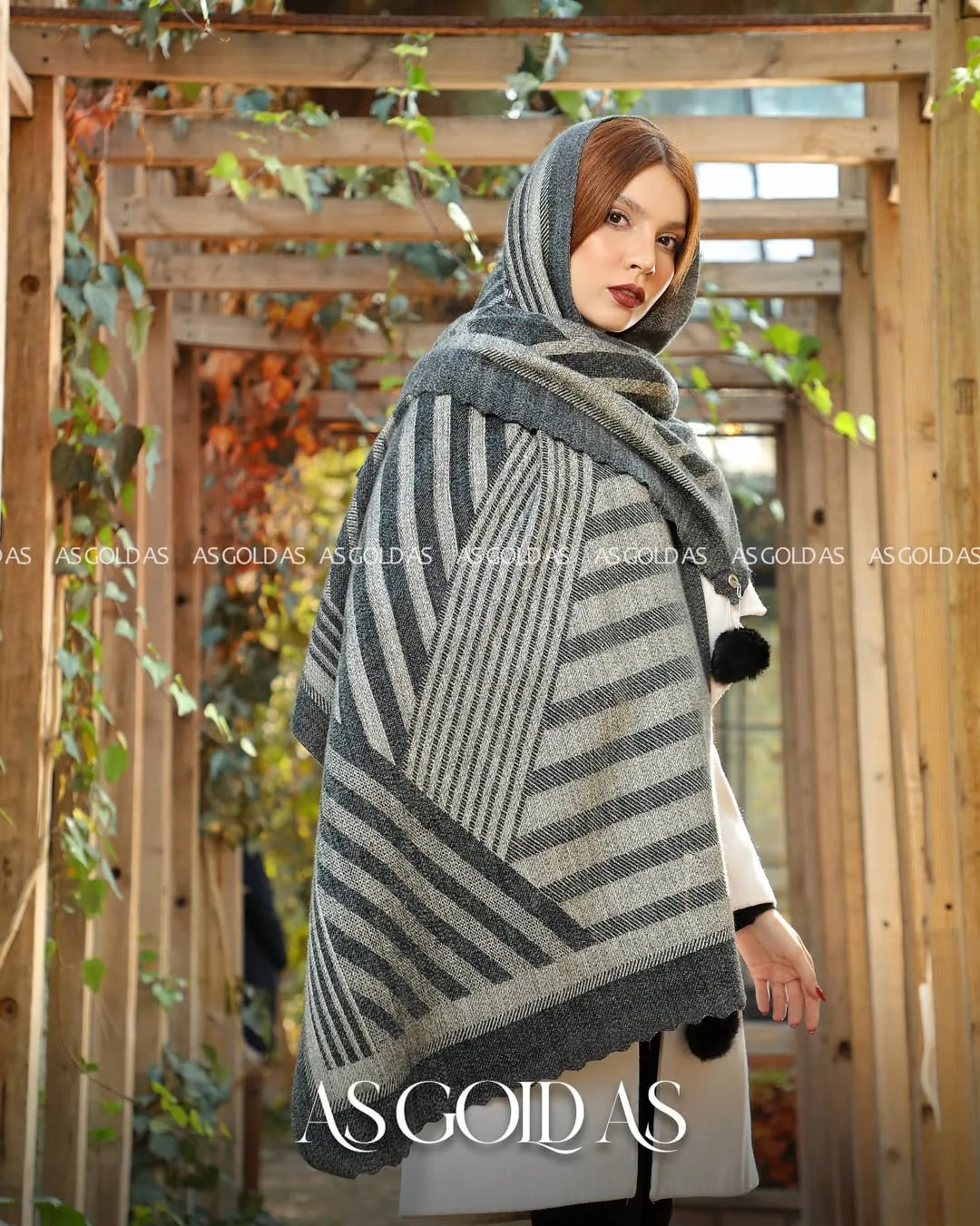 شال موهر کد ۱۰۰۳۵ آسگلداس، رنگ خاکستری و سرمه‌ای، طرح راه‌راه، مستطیلی، با پوم‌پوم