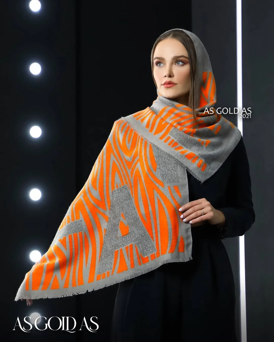 شال موهر کد ۱۰۰۵۱ — رنگ طوسی — نمای روی‌تن — طرح حروف — عکس ۳