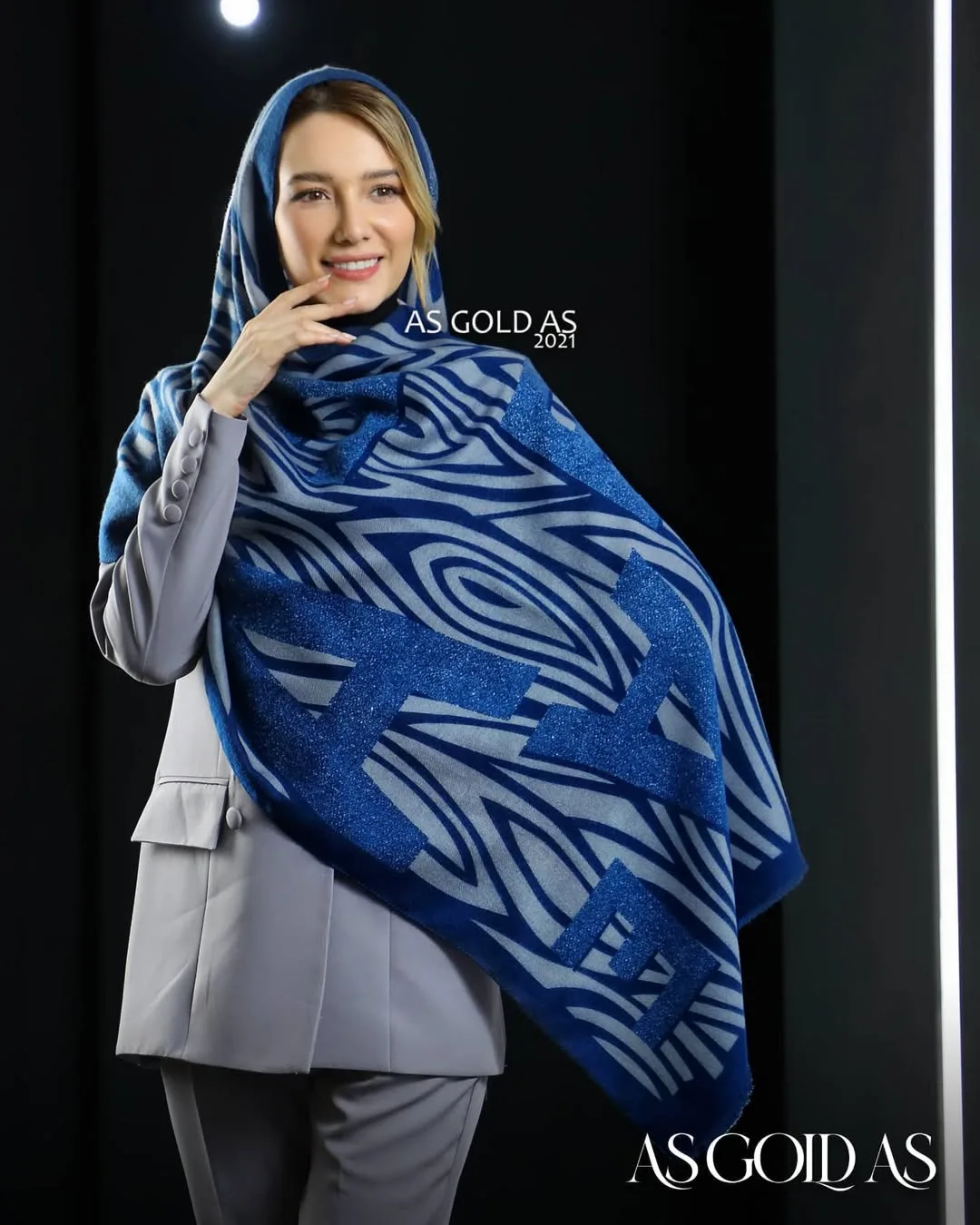شال موهر کد ۱۰۰۵۱ — رنگ آبی — نمای روی‌تن — طرح حروف — عکس ۴