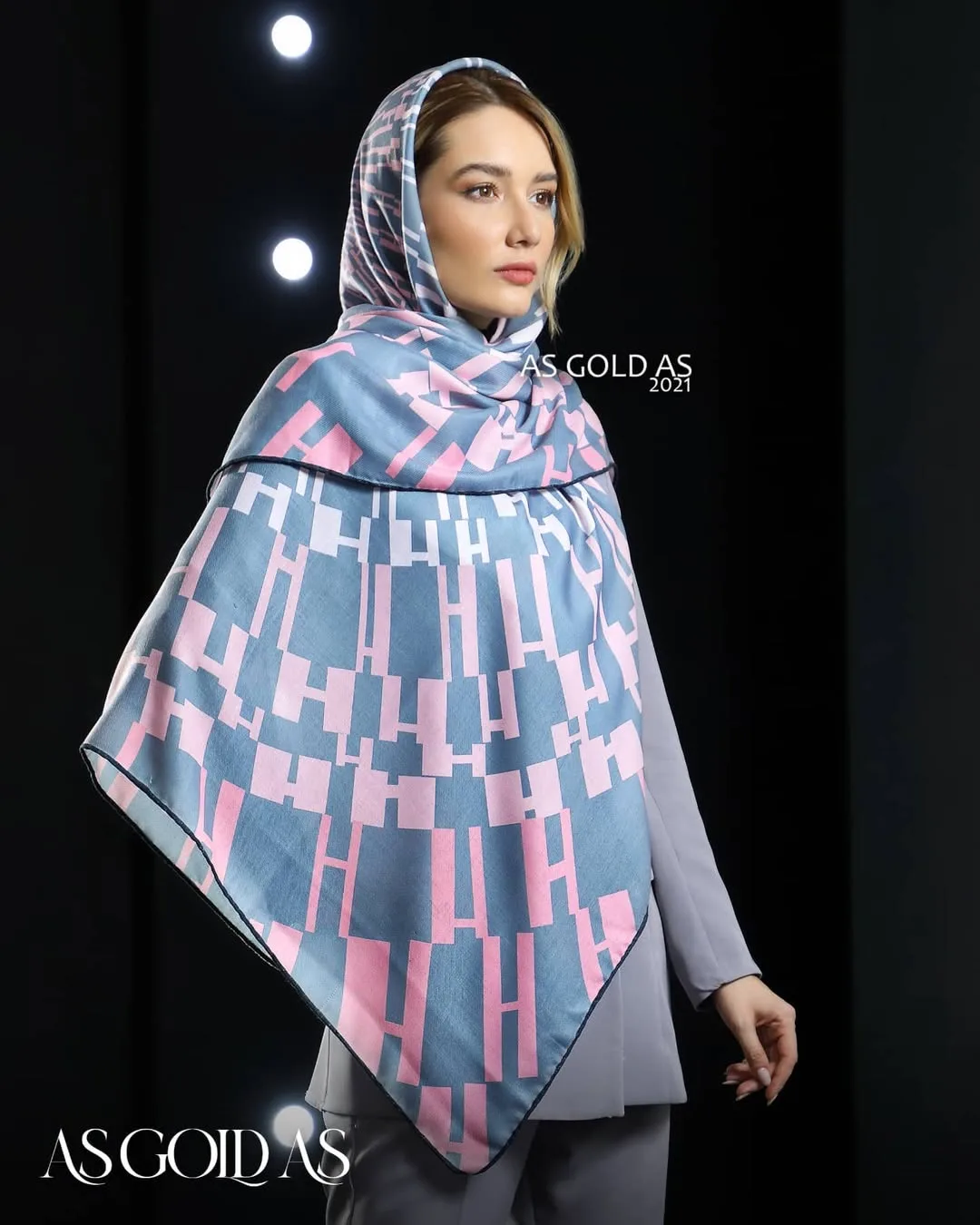 شال سایز ۱۴۰، رنگ خاکستری، صورتی و سفید، طرح هندسی، بلند چهارگوش