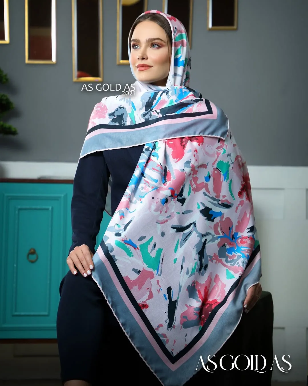 شال سایز ۱۴۰، رنگ سفید، صورتی و آبی، طرح گلدار، بلند چهارگوش