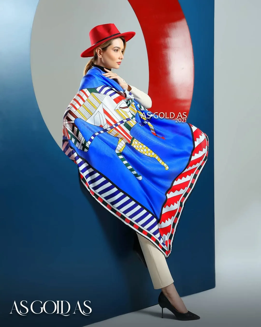 شال سایز ۱۴۰ کد ۳۰۱۹، رنگ آبی، قرمز و زرد، طرح هندسی، بزرگ، مستطیلی