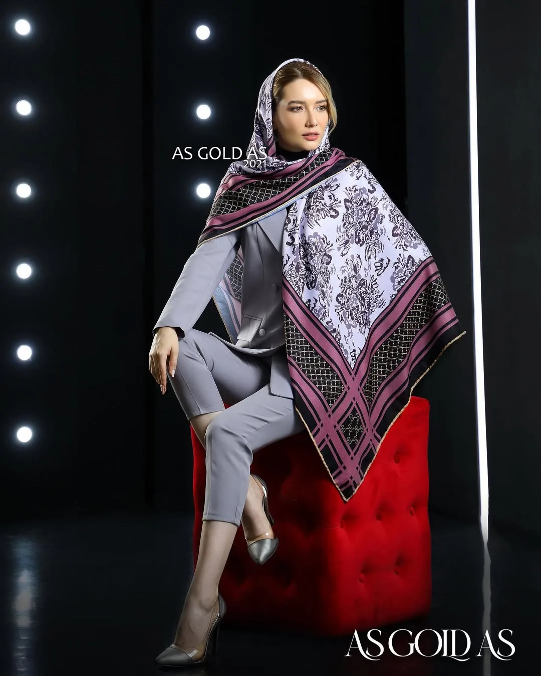 روسری سایز ۱۴۰ کد ۳۰۱۸، رنگ سفید، ارغوانی و مشکی، طرح گلدار و هندسی، مربعی