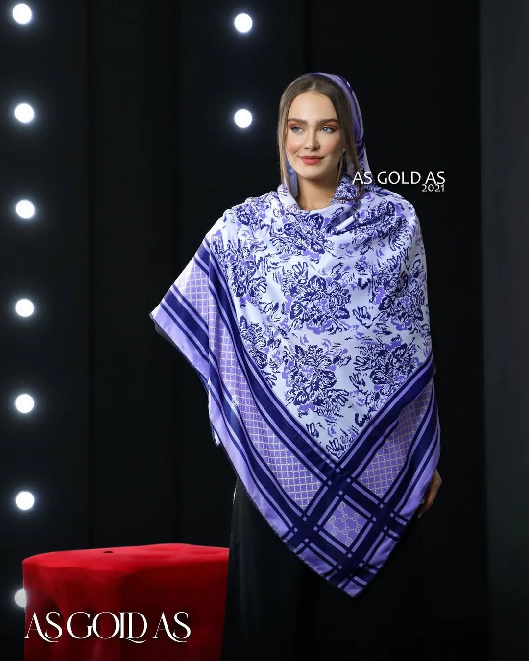 روسری سایز ۱۴۰ کد ۳۰۱۸، رنگ بنفش و سفید، طرح گلدار و هندسی، مربعی