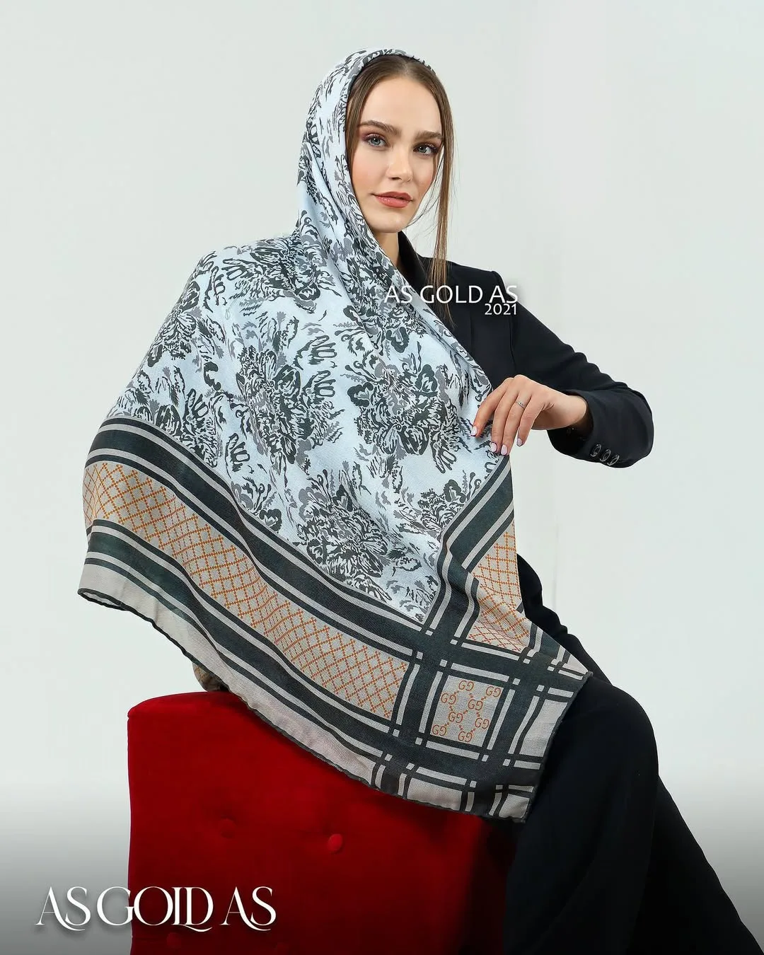 روسری سایز ۱۴۰ کد ۳۰۱۸، رنگ سفید، خاکستری و قهوه‌ای، طرح گلدار و هندسی، مربعی
