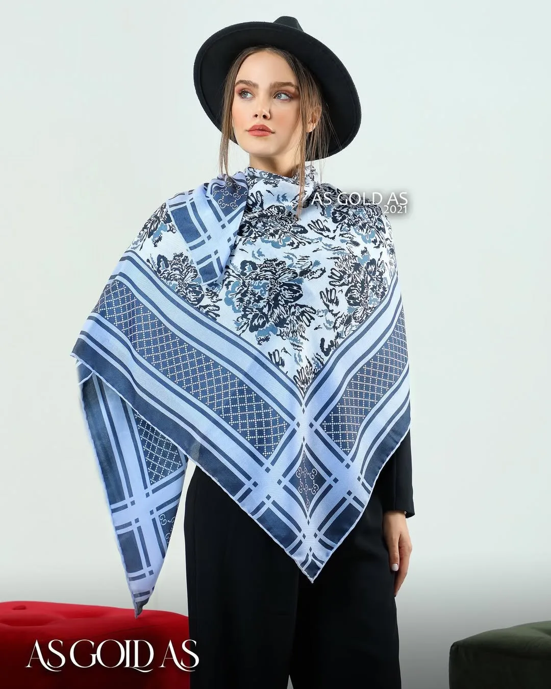 روسری سایز ۱۴۰ کد ۳۰۱۸، رنگ آبی و سفید، طرح گلدار و هندسی، مربعی