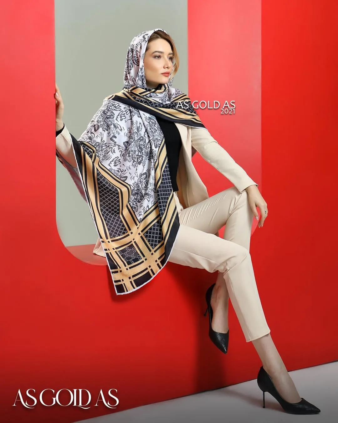 روسری سایز ۱۴۰ کد ۳۰۱۸، رنگ سفید، مشکی و کرم، طرح گلدار و هندسی، مربعی