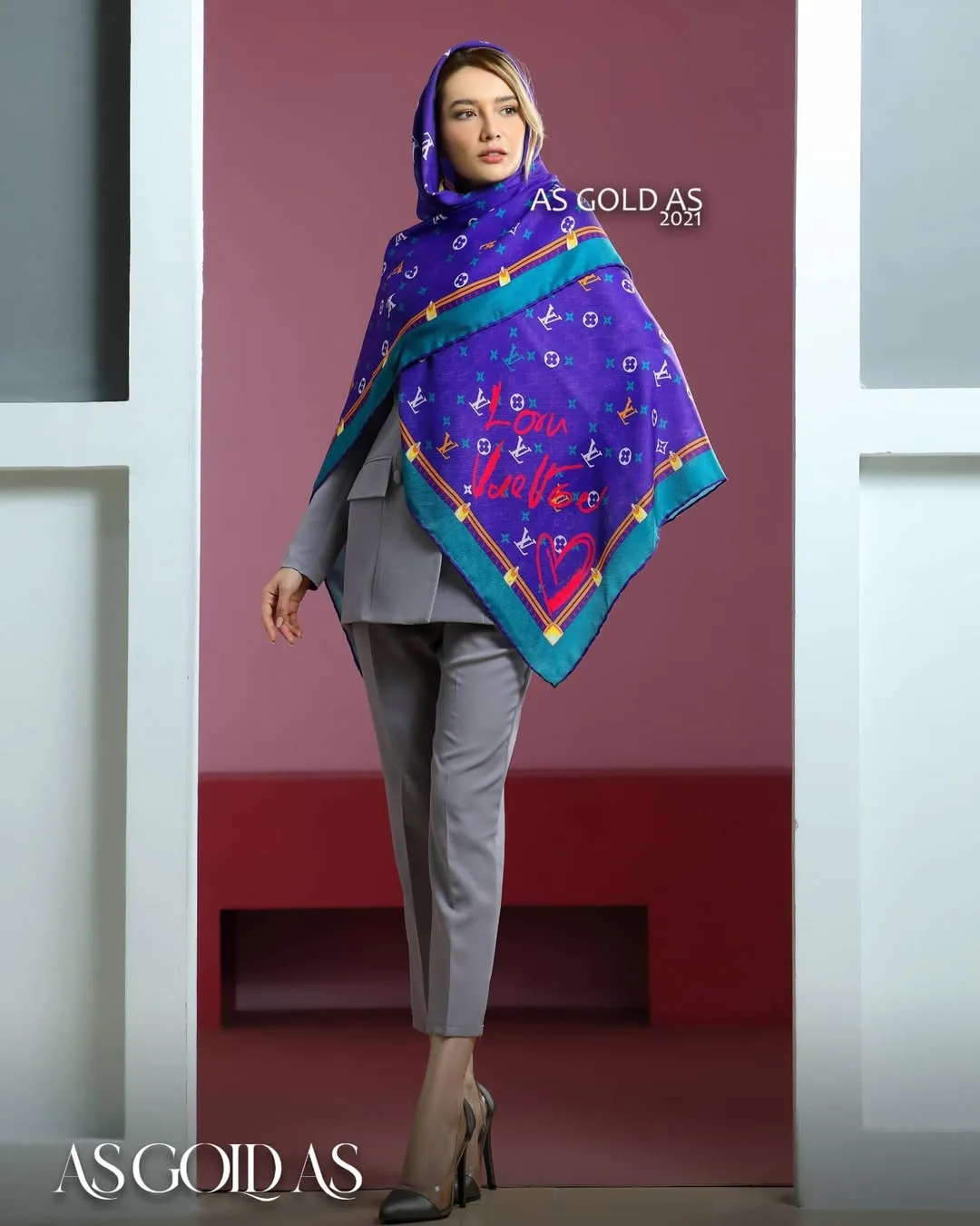 روسری سایز ۱۴۰ کد ۳۰۱۴، رنگ بنفش، آبی و قرمز، مربعی