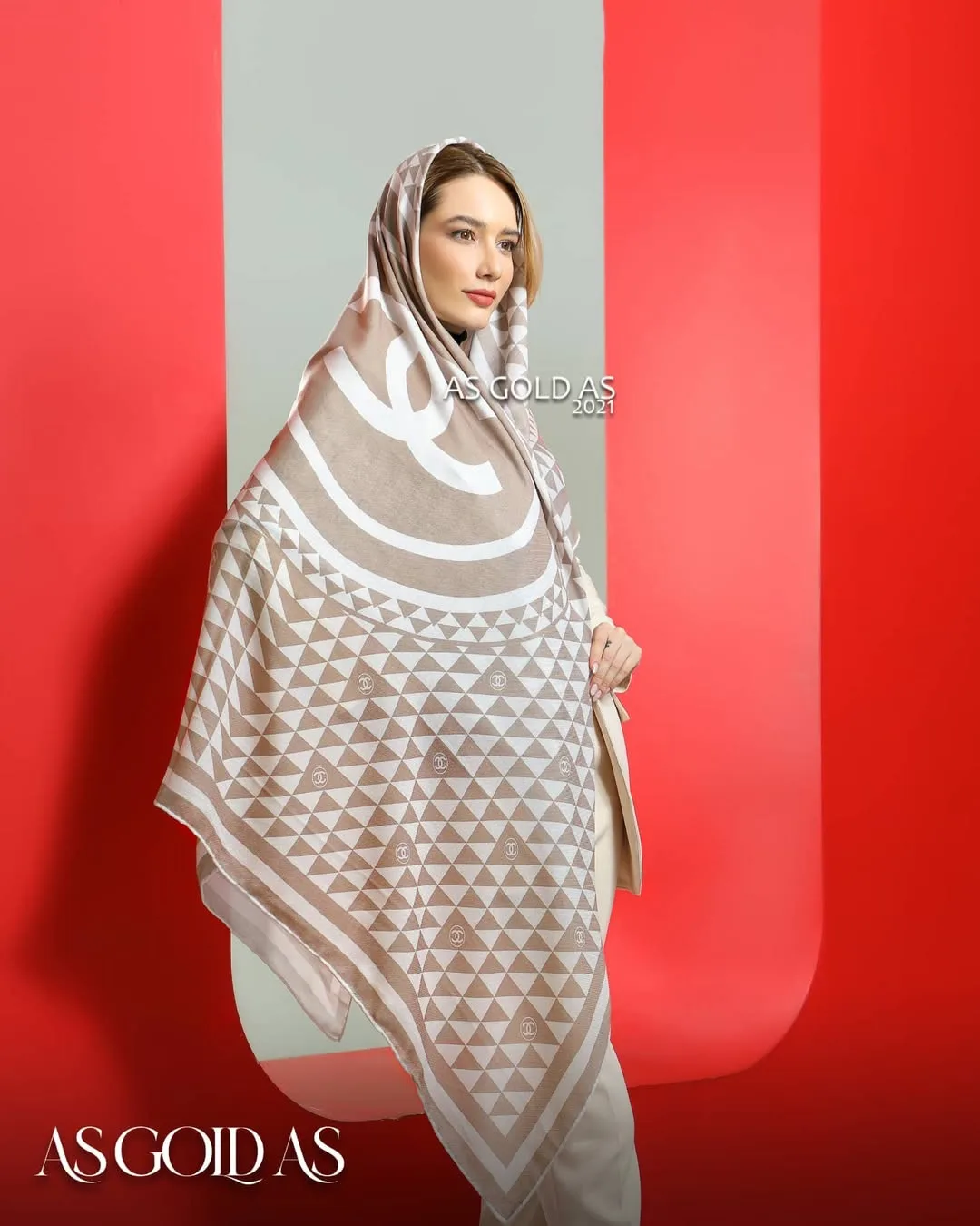 شال سایز ۱۴۰ کد ۳۰۱۶، رنگ کرم و سفید، طرح هندسی، مستطیلی، بزرگ