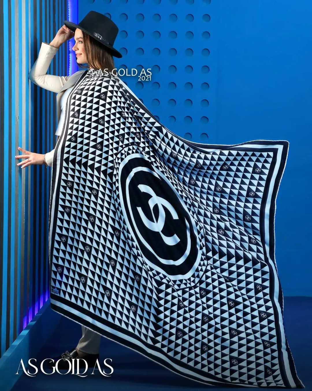 روسری سایز ۱۴۰ کد ۳۰۱۶، رنگ سفید و مشکی، طرح هندسی، مربع، بزرگ