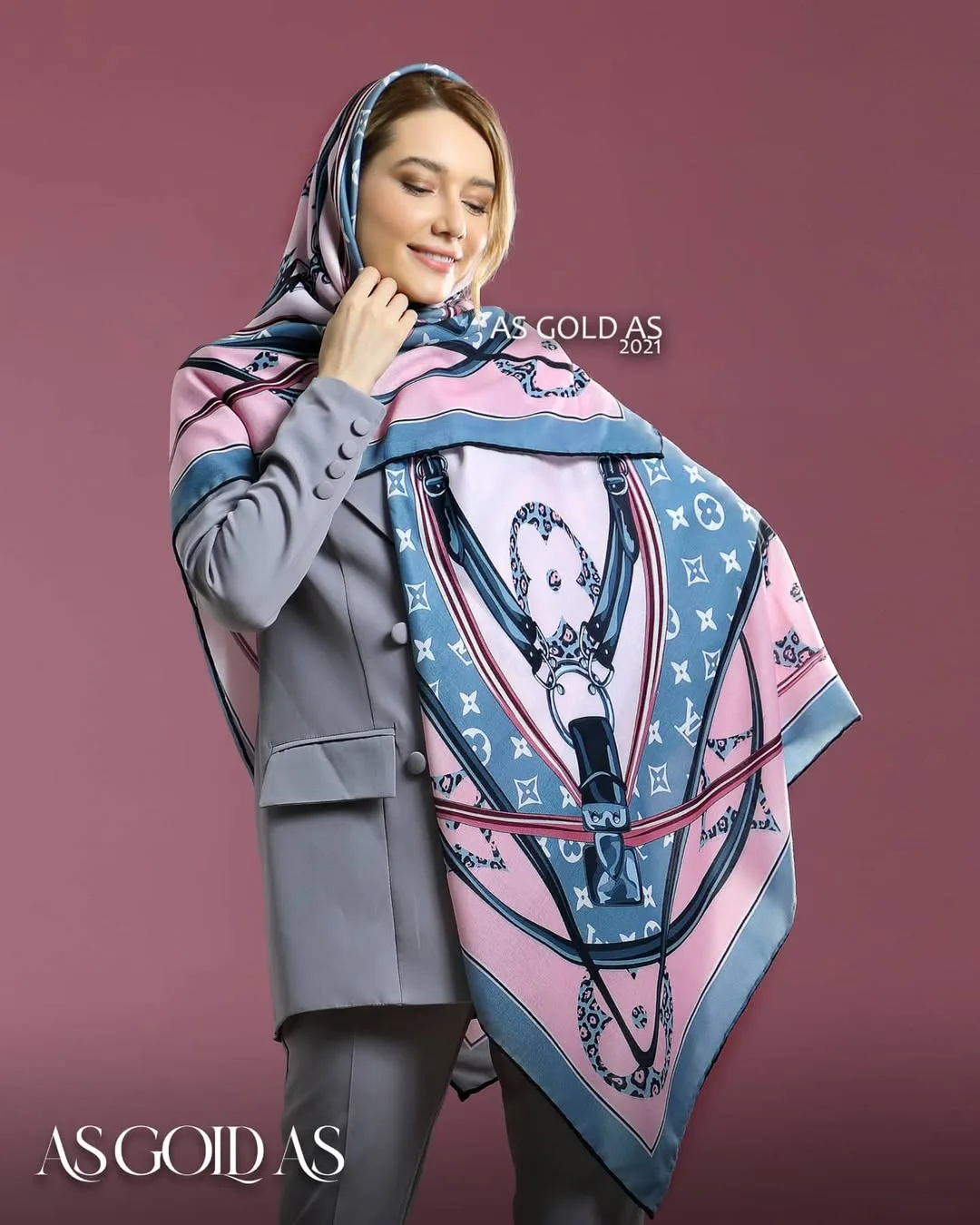 روسری نخی سایز ۱۴۰ کد ۳۰۱۳ آسگلداس، رنگ صورتی، آبی و خاکستری، مربع، بزرگ