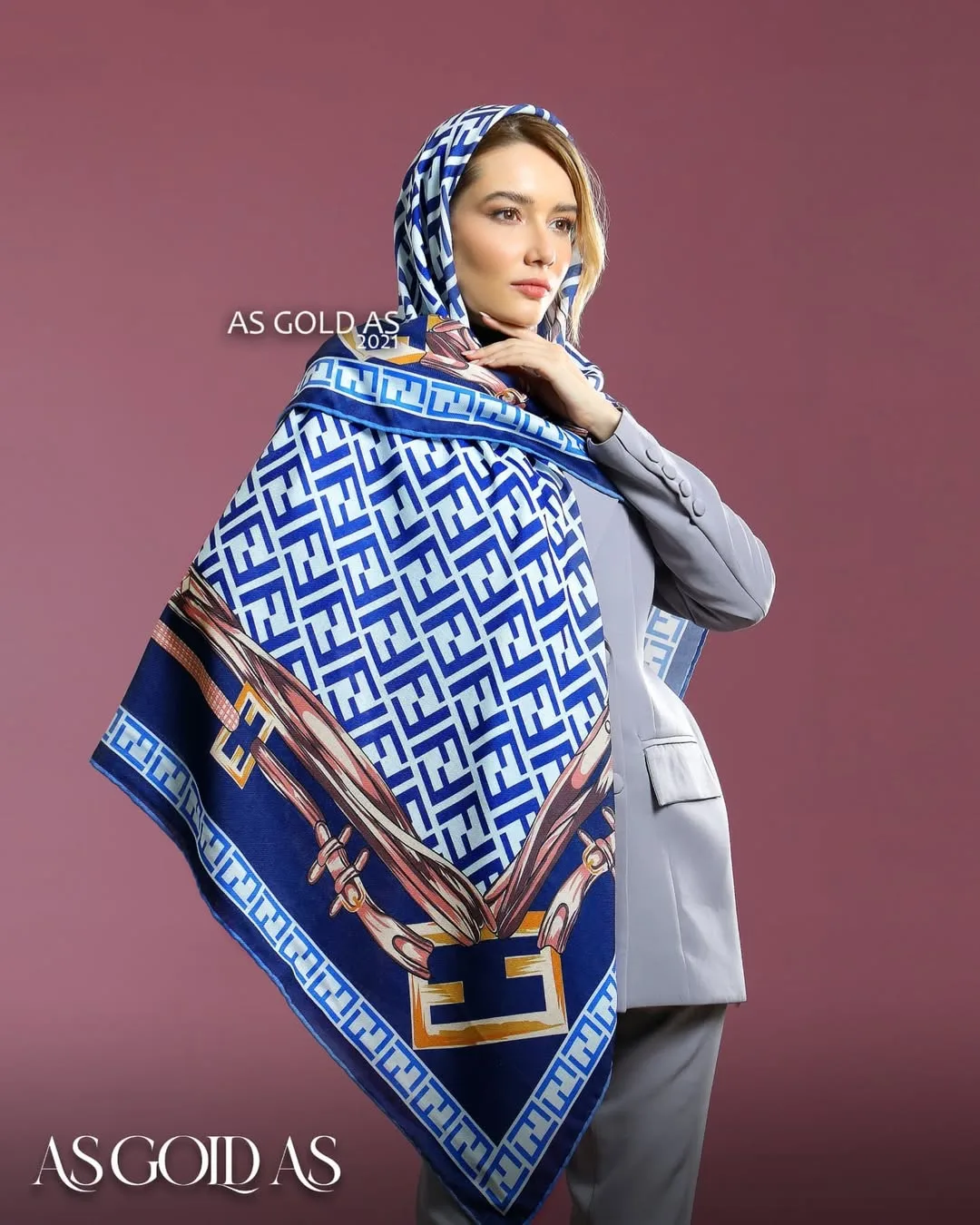 روسری سایز ۱۴۰ کد ۳۰۱۷، رنگ آبی، سفید و طلایی، مربعی