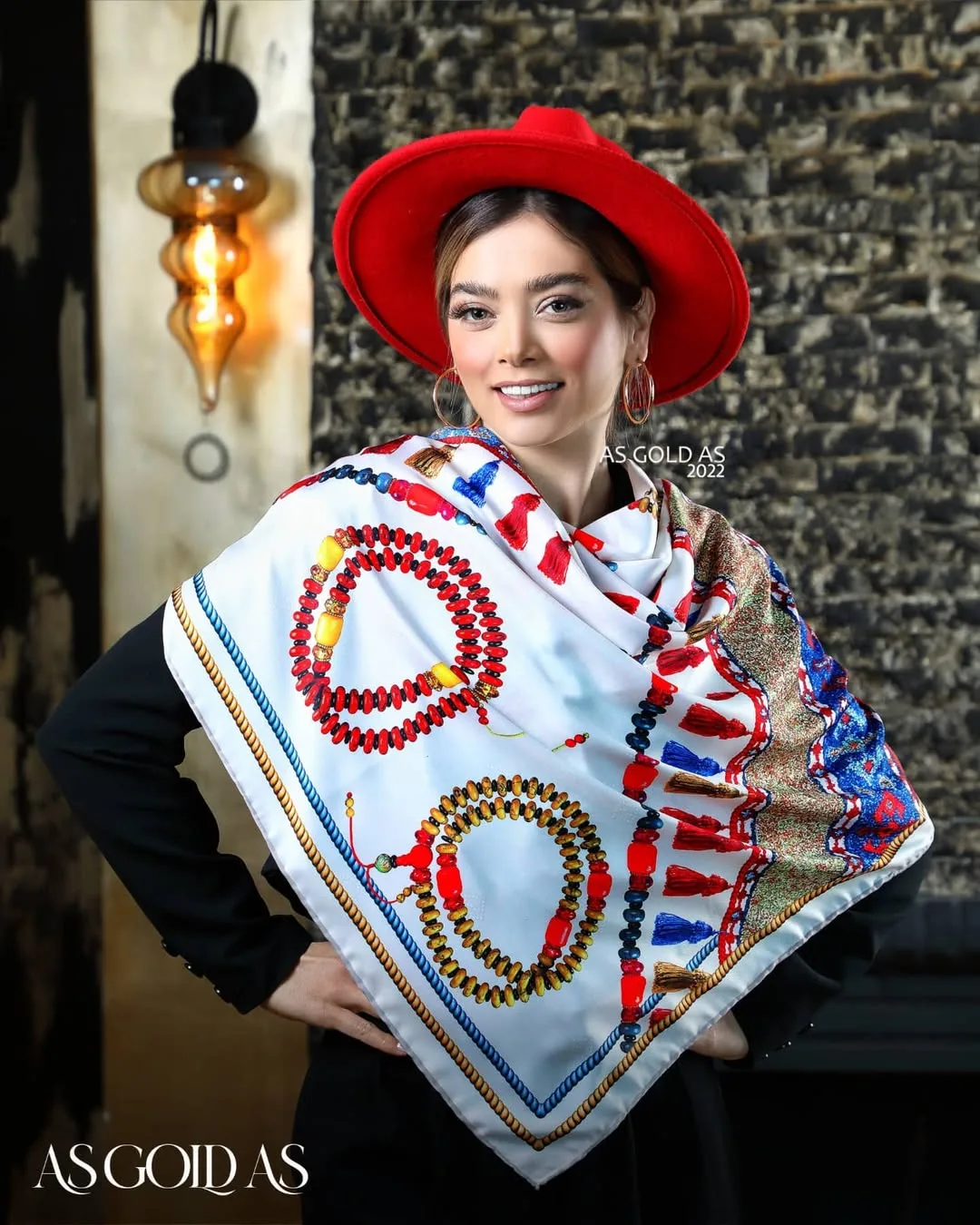 روسری کد ۱۰۲۵ آسگلداس، رنگ سفید، قرمز و آبی، جنس ساتن، مربع، بزرگ