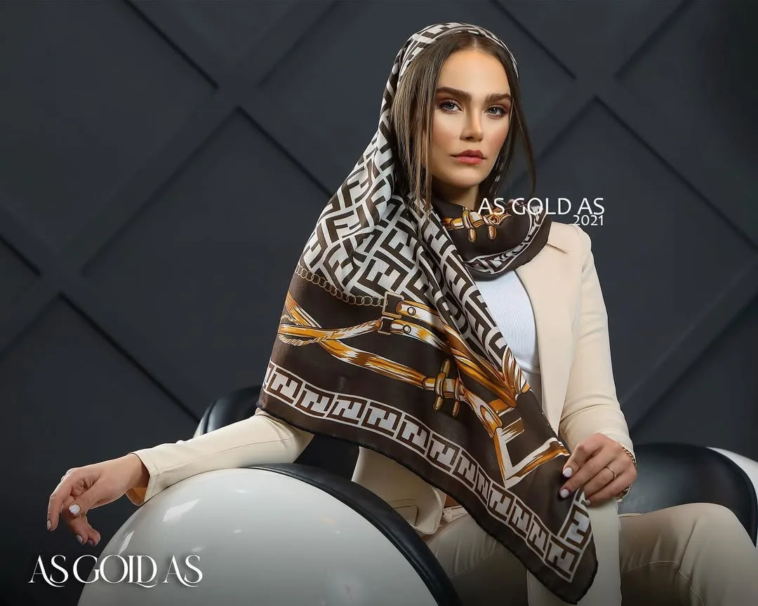 روسری سایز ۱۴۰ کد ۳۰۱۷ آسگلداس، رنگ قهوه‌ای، سفید و طلایی، جنس ساتن، مربع، بزرگ
