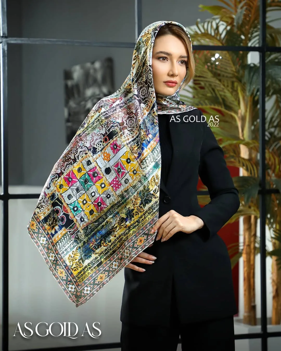 روسری سایز ۱۱۰ کد ۸۷۹ آسگلداس، رنگ چندرنگ، جنس ساتن، طرح هندسی، مربع