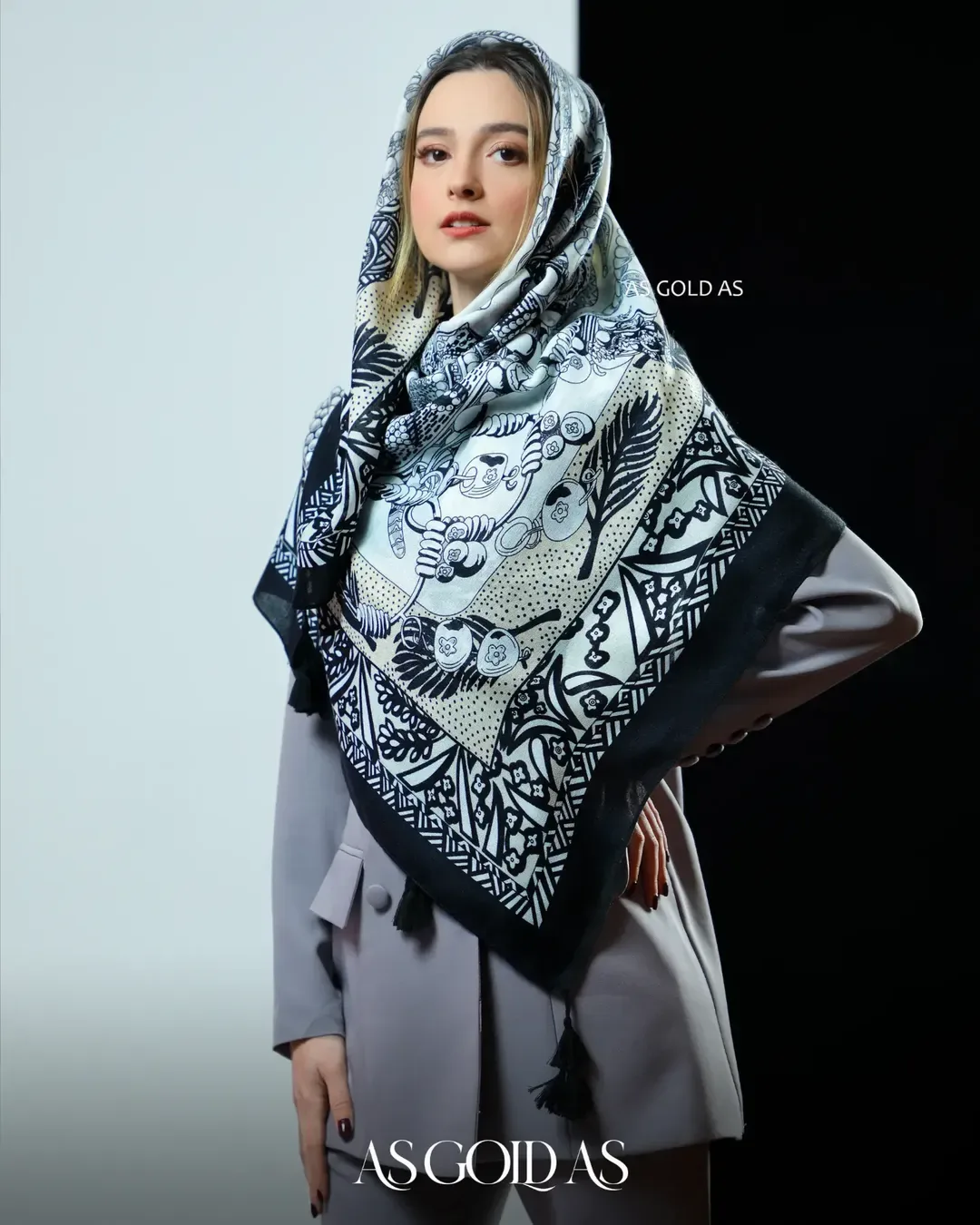 روسری سایز ۱۴۰ آسگلداس، رنگ سفید و مشکی، مربع، بزرگ