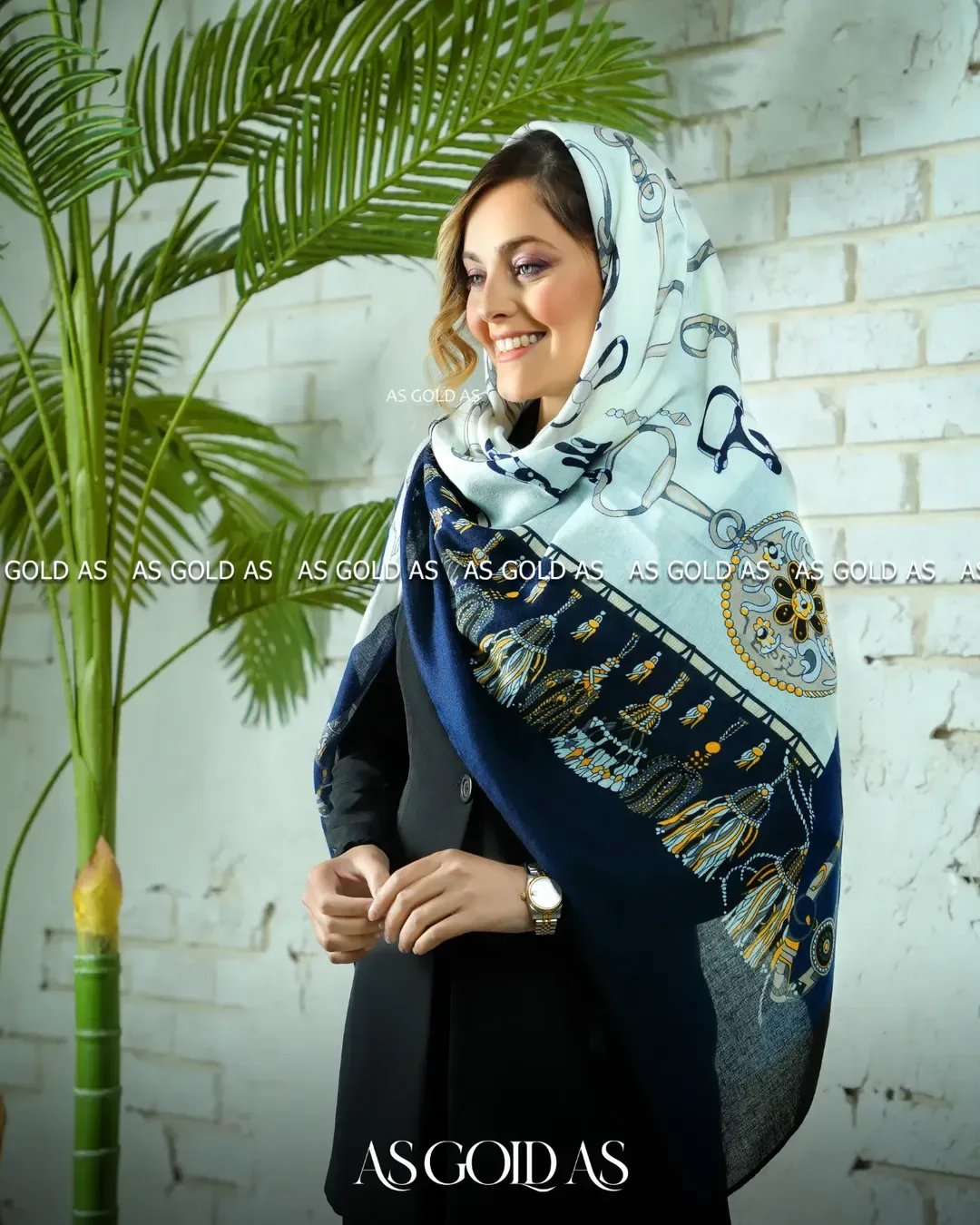 روسری سایز ۱۴۰ آسگلداس، رنگ سرمهای، سفید و زرد، مربع، بزرگ