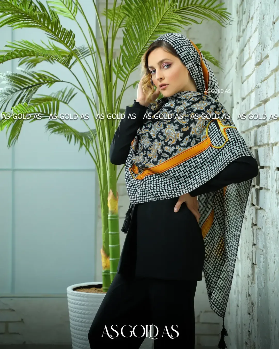 شال سایز ۱۴۰ آسگلداس، رنگ مشکی، سفید و نارنجی، طرح هندسی، مستطیلی با منگوله