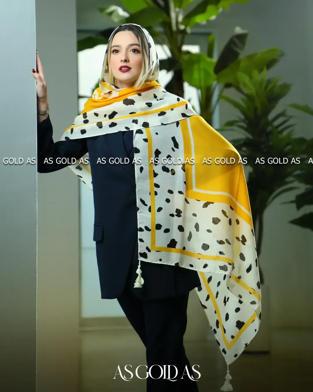 شال نخی آسگلداس، رنگ سفید، زرد و مشکی، طرح پلنگی، مستطیلی با منگوله