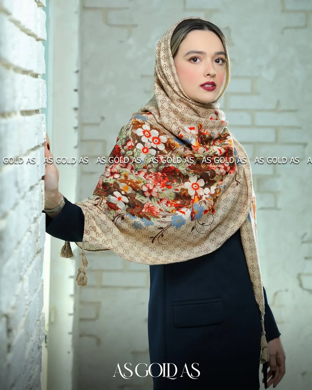 شال ترک سایز ۱۴۰ آسگلداس، رنگ کرم، قرمز و آبی، طرح گلدار، مستطیلی، با ریشه