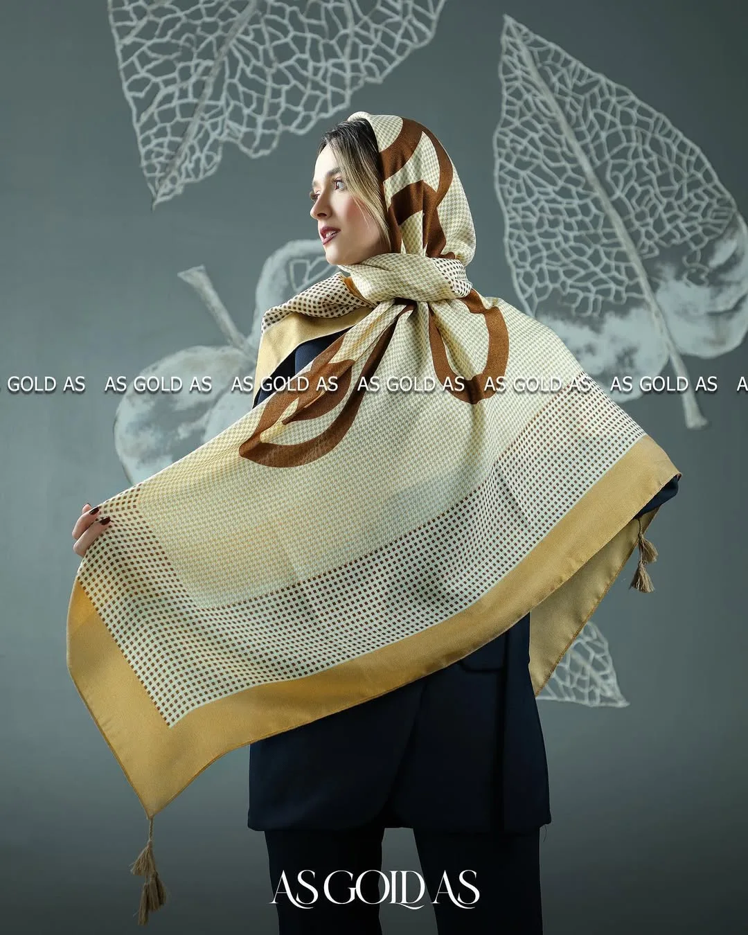 شال روسری سایز ۱۴۰ آسگلداس، رنگ کرم، قهوه‌ای و طلایی، طرح هندسی، قواره بزرگ، توپی