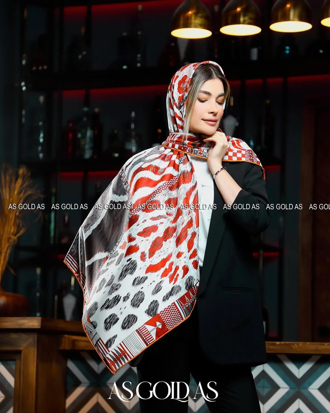 روسری ترک سایز ۱۴۰ کد ۱۰۰۶۲ آسگلداس، رنگ سفید، قرمز و مشکی، طرح پلنگی، مربع