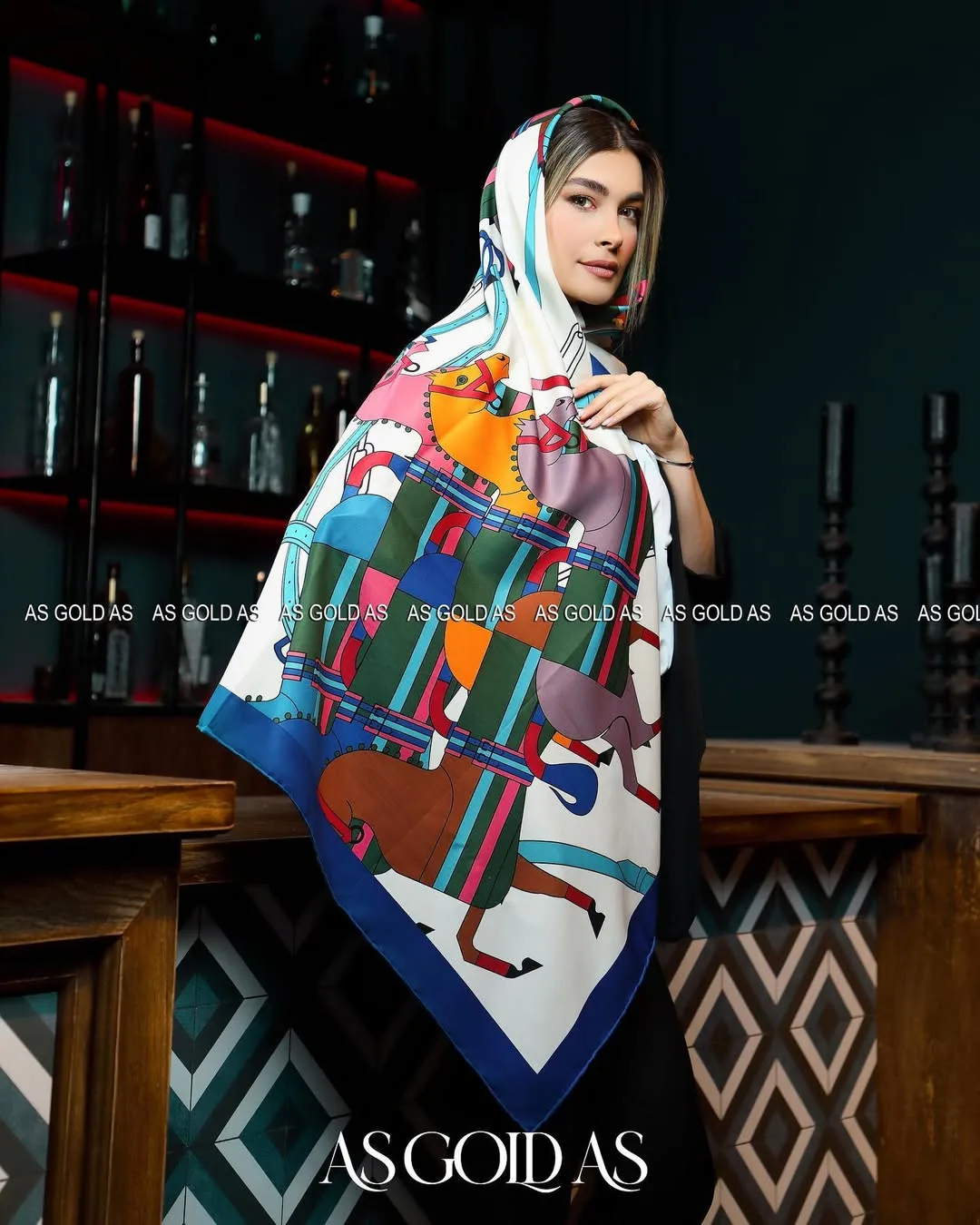 روسری ترک سایز ۱۴۰ کد ۱۰۰۶۲ آسگلداس، رنگ سفید، آبی و نارنجی، مربع