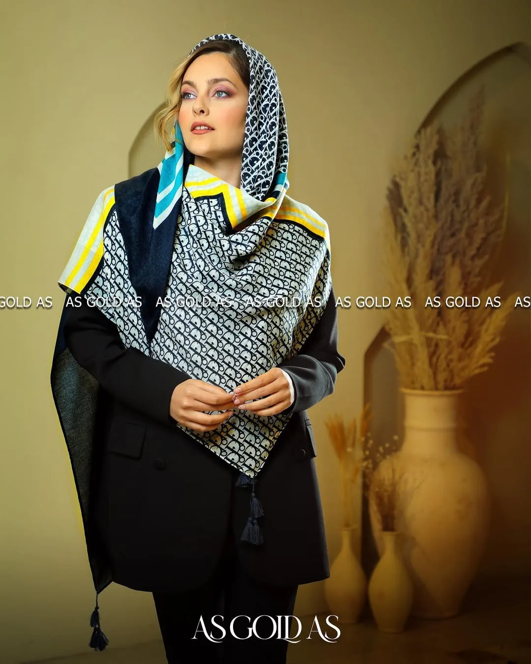 روسری ترک سایز ۱۴۰ آسگلداس، رنگ سرمهای، سفید و زرد، مربع، بزرگ