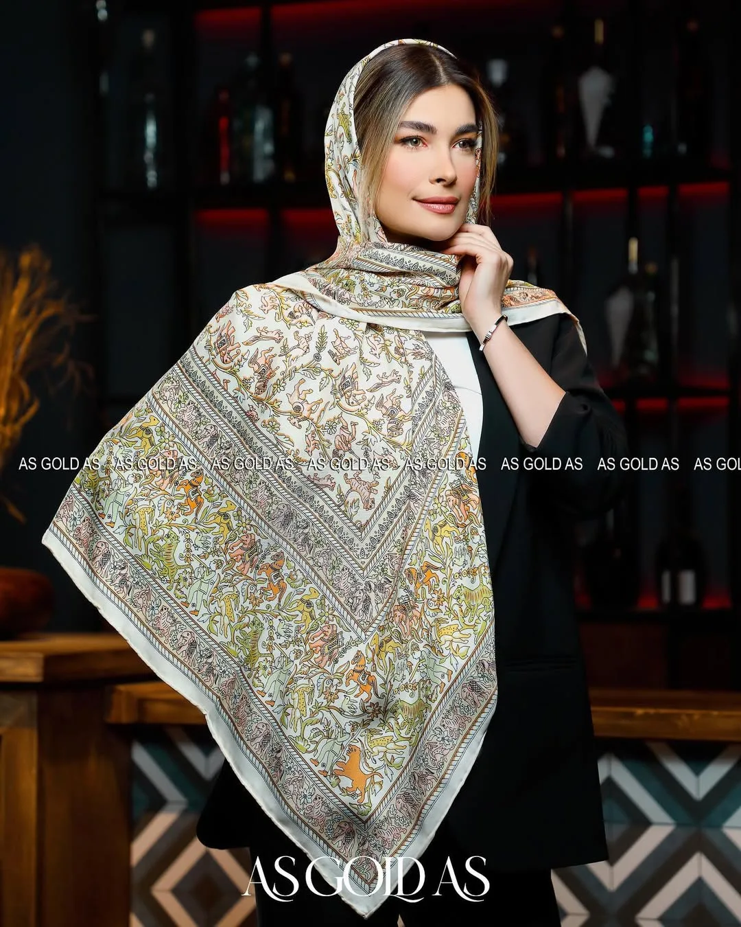 روسری ترک سایز ۱۴۰ کد ۱۰۰۶۲ آسگلداس، رنگ کرم، سبز و نارنجی، جنس ساتن، مربع