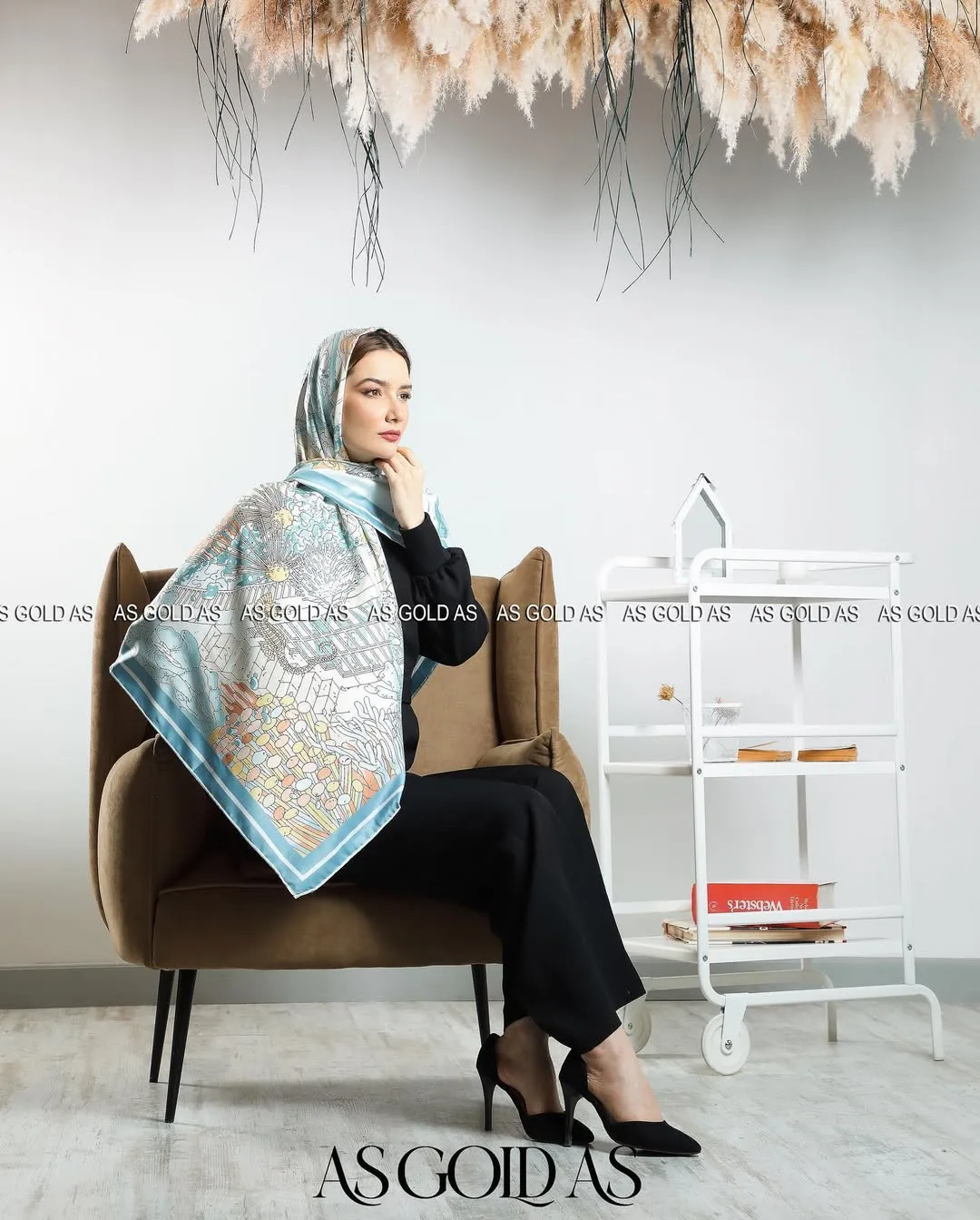 روسری ترک سایز ۱۴۰ کد ۱۰۰۶۲ آسگلداس، رنگ آبی روشن، سفید و نارنجی، جنس ساتن، مربع