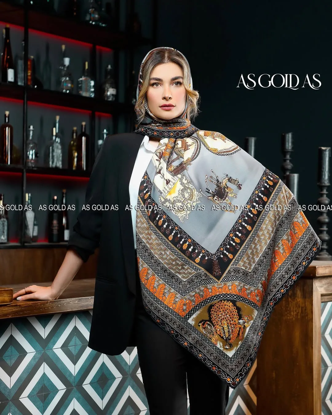 روسری ترک سایز ۱۴۰ کد ۱۰۰۶۲ آسگلداس، رنگ خاکستری، نارنجی و قهوه‌ای، مربع، بزرگ