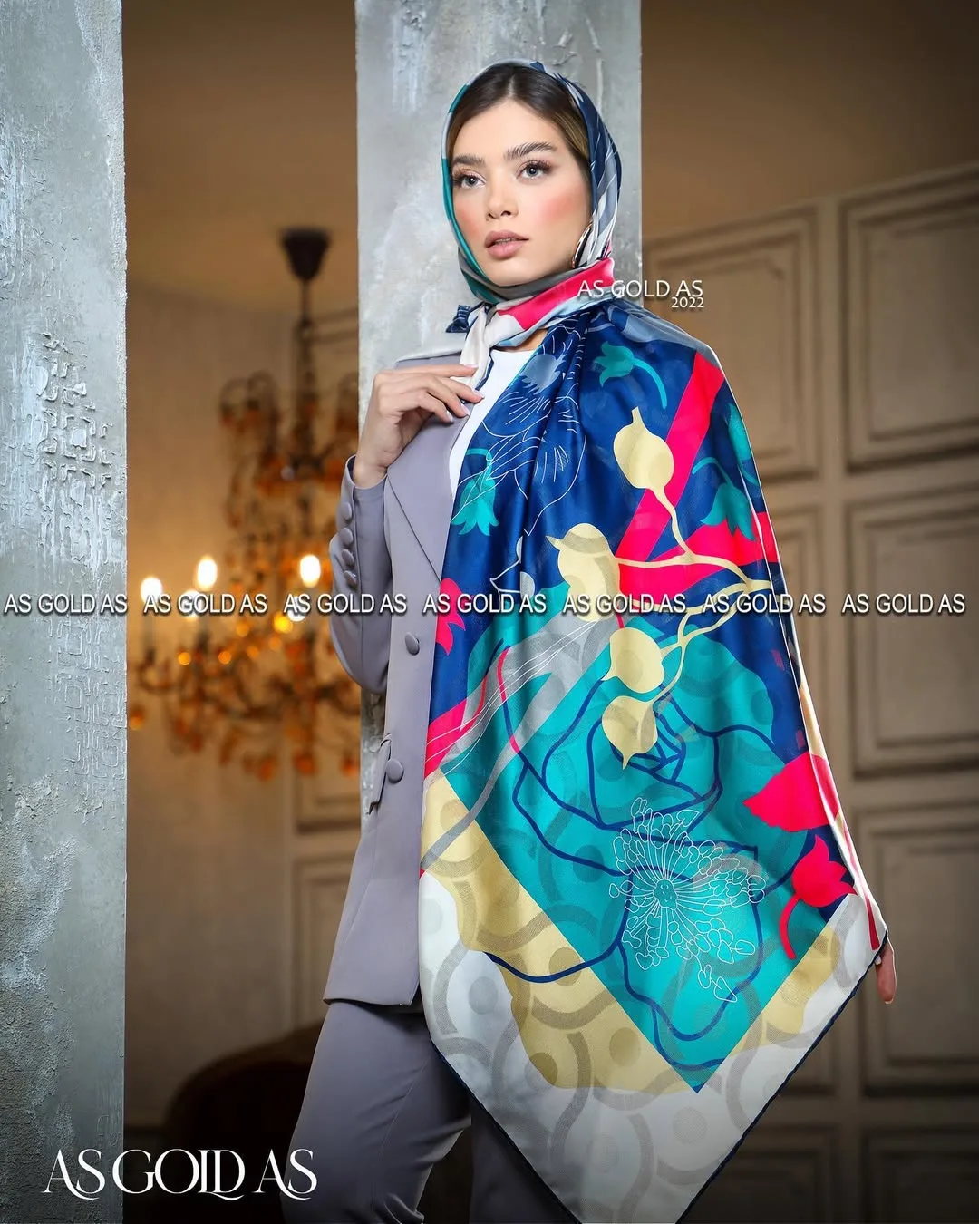 روسری سایز ۱۴۰ کد ۱۰۹۲ آسگلداس، رنگ سرمه‌ای، فیروزه‌ای و صورتی، جنس ساتن، طرح گلدار، مربع، بزرگ