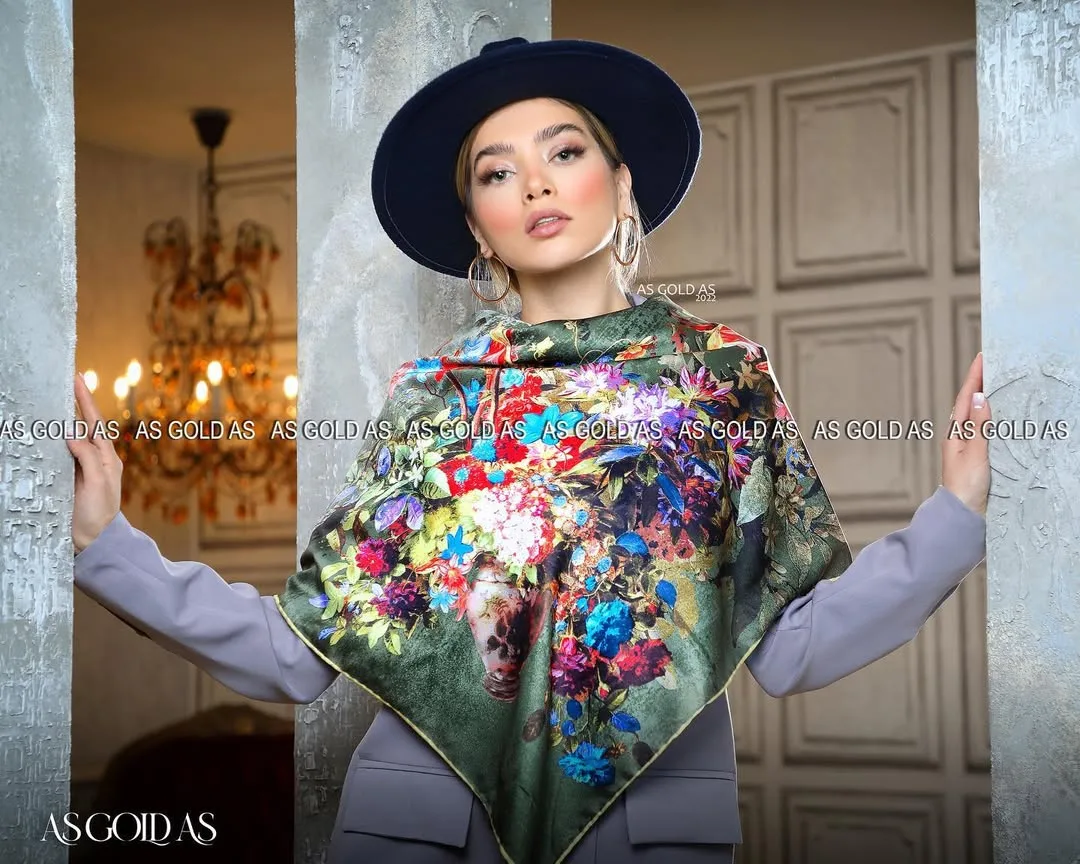 روسری ترک سایز ۱۱۰ کد ۸۱۵ آسگلداس، رنگ سبز، قرمز و آبی، طرح گلدار، مربع
