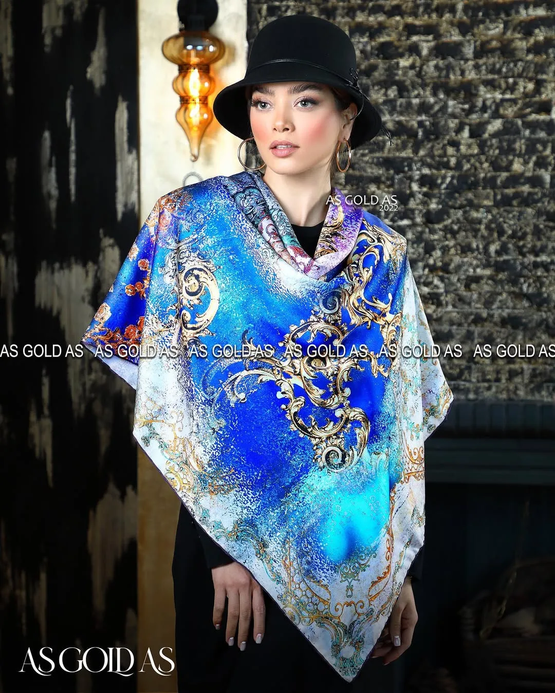 روسری ترک سایز ۱۱۰ کد ۸۶۷ آسگلداس، رنگ آبی، طلایی و سفید، مربع