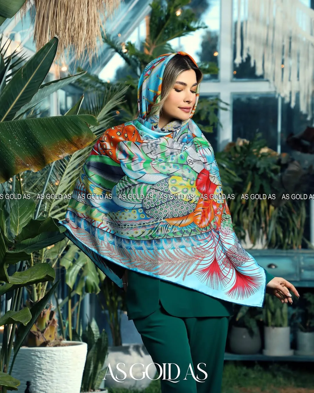روسری ترک سایز ۱۴۰ کد ۱۰۰۶۲ آسگلداس، رنگ آبی، سبز و قرمز، جنس ساتن، مربع، بزرگ