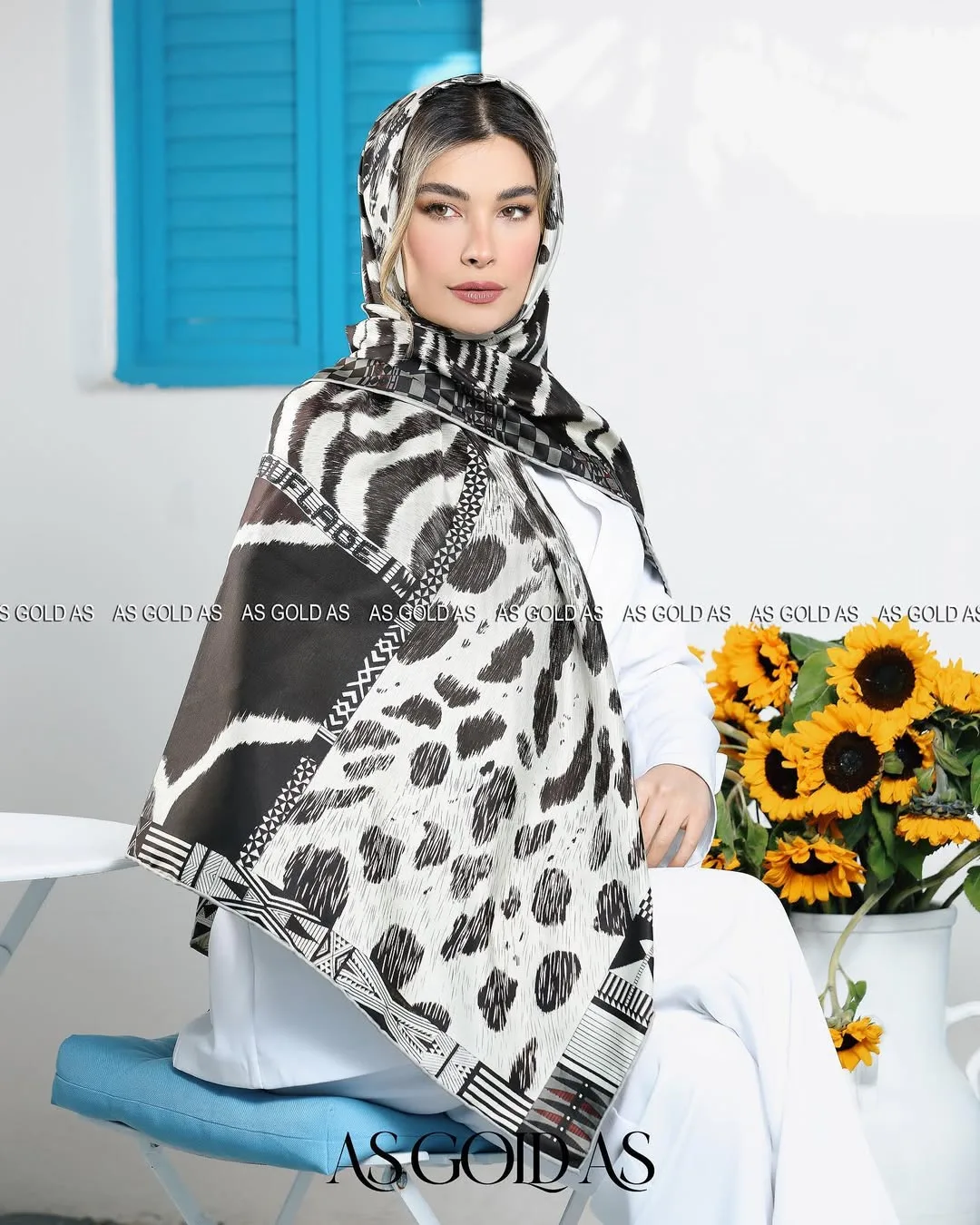 روسری ترک سایز ۱۴۰ کد ۱۰۰۶۲ آسگلداس، رنگ سفید و مشکی، طرح پلنگی، مربع