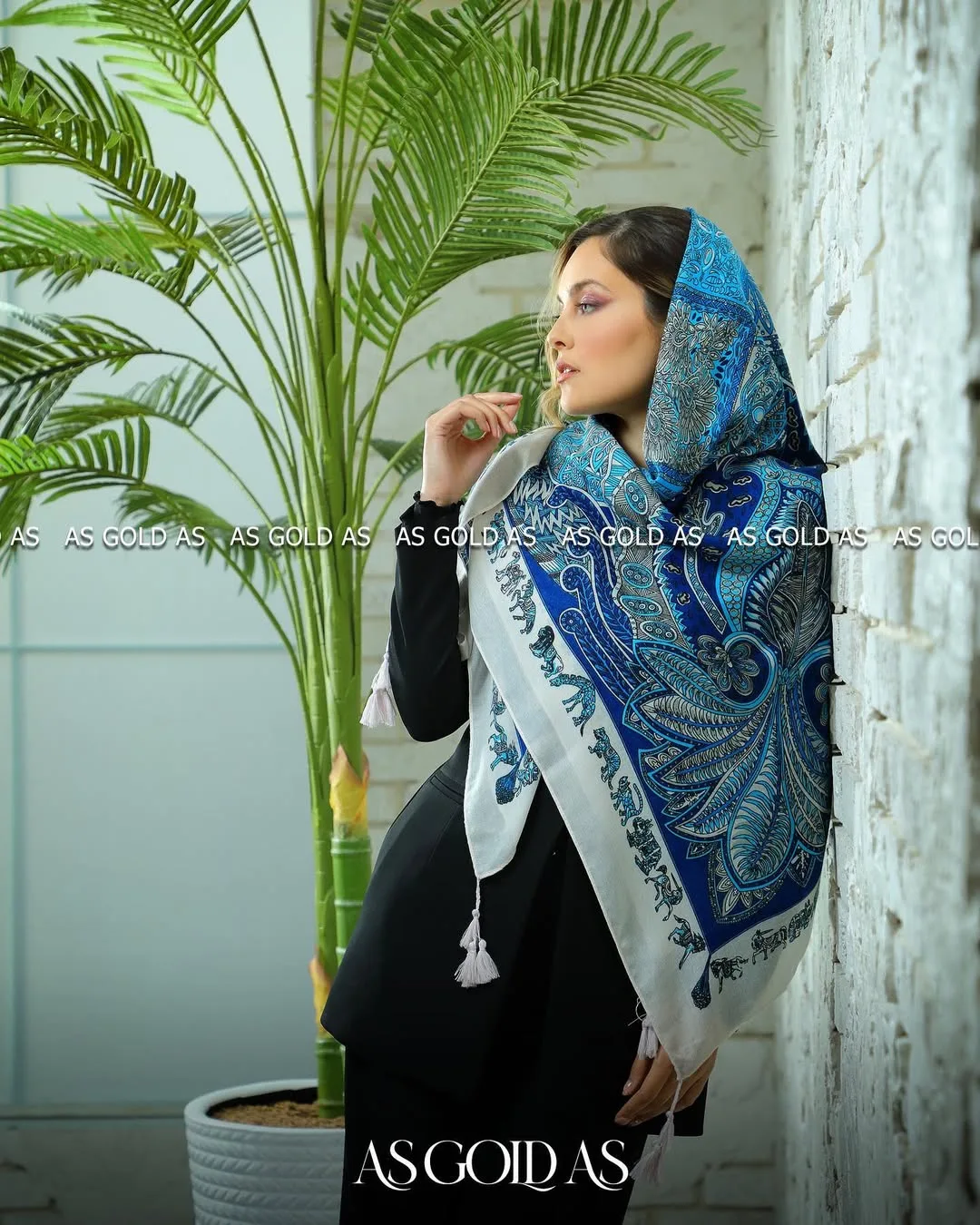 شال ترک سایز ۱۴۰ آسگلداس، رنگ آبی و سفید، طرح گلدار، مربع، با منگوله