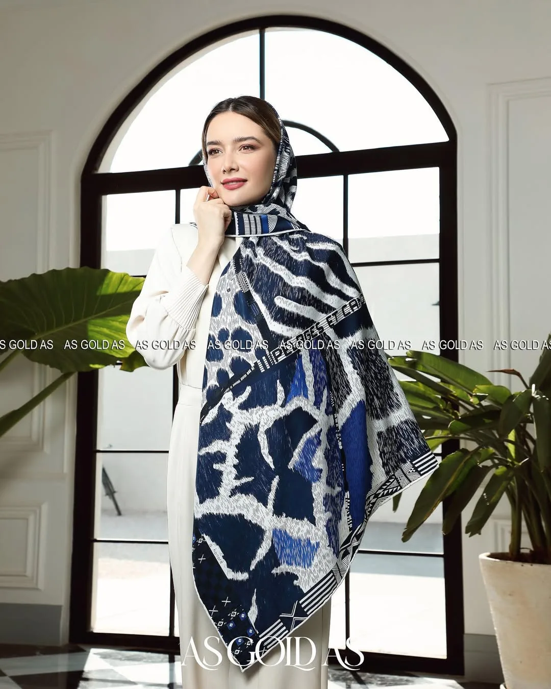 روسری ترک سایز ۱۴۰ کد ۱۰۰۶۲، رنگ سرمه‌ای، سفید و آبی، طرح پلنگی، مربع