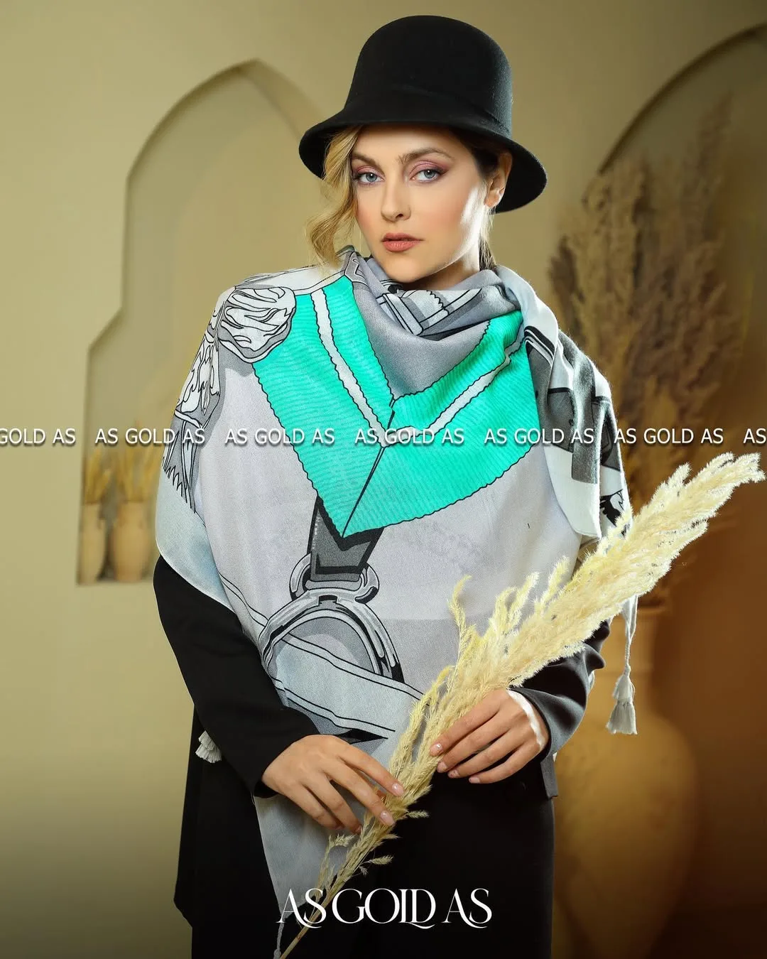 شال ترک سایز ۱۴۰ آسگلداس، رنگ سفید، سبز و خاکستری، مربع، با منگوله