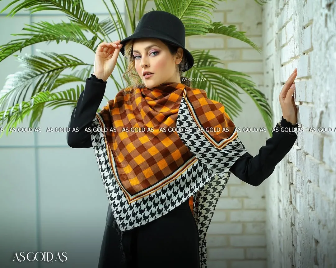 روسری سایز ۱۴۰ آسگلداس، رنگ نارنجی، قهوه‌ای، سیاه و سفید، طرح چهارخانه و هندسی، مربع