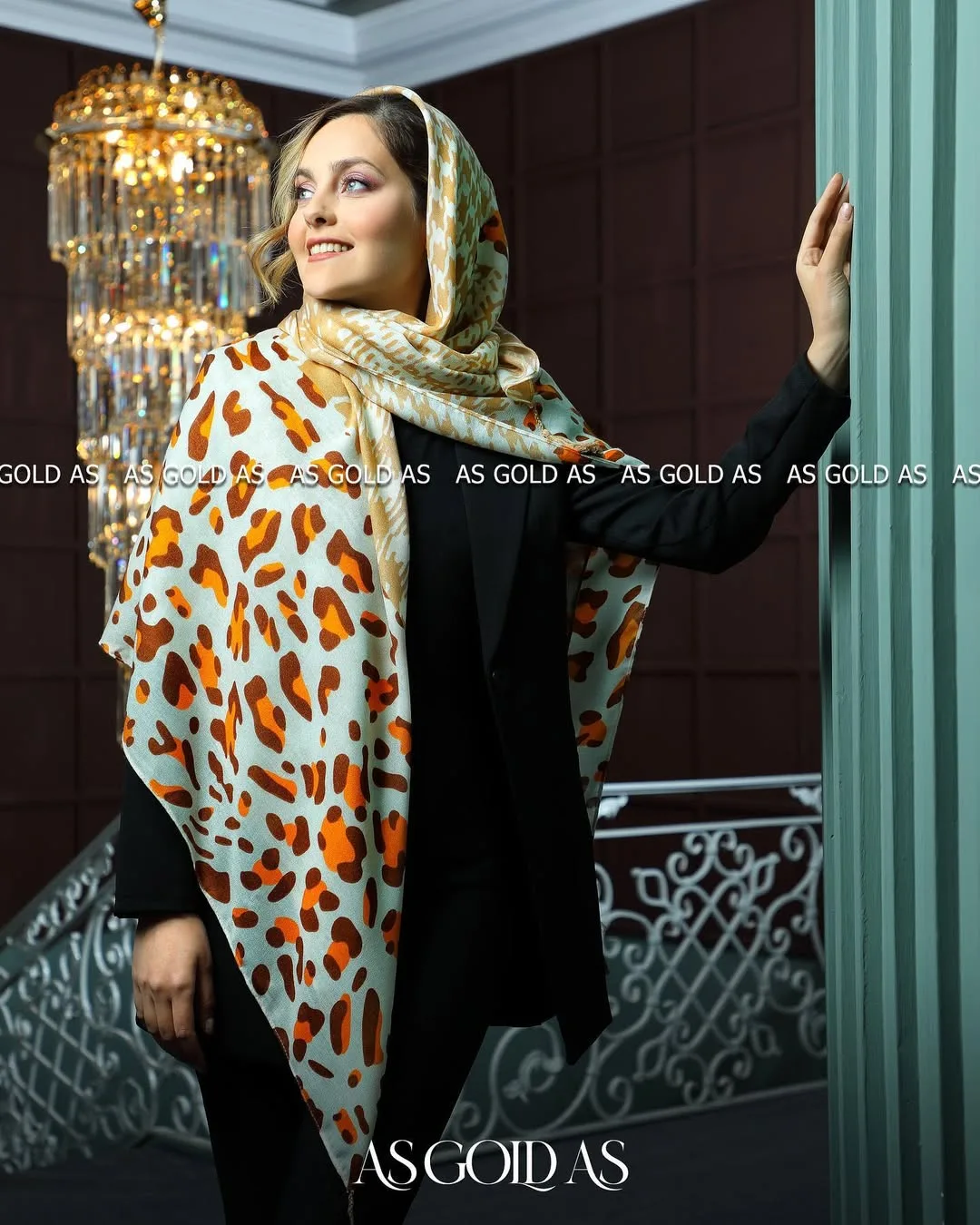 روسری سایز ۱۴۰ آسگلداس، رنگ کرم، نارنجی و سفید، طرح پلنگی، مربع، بلند